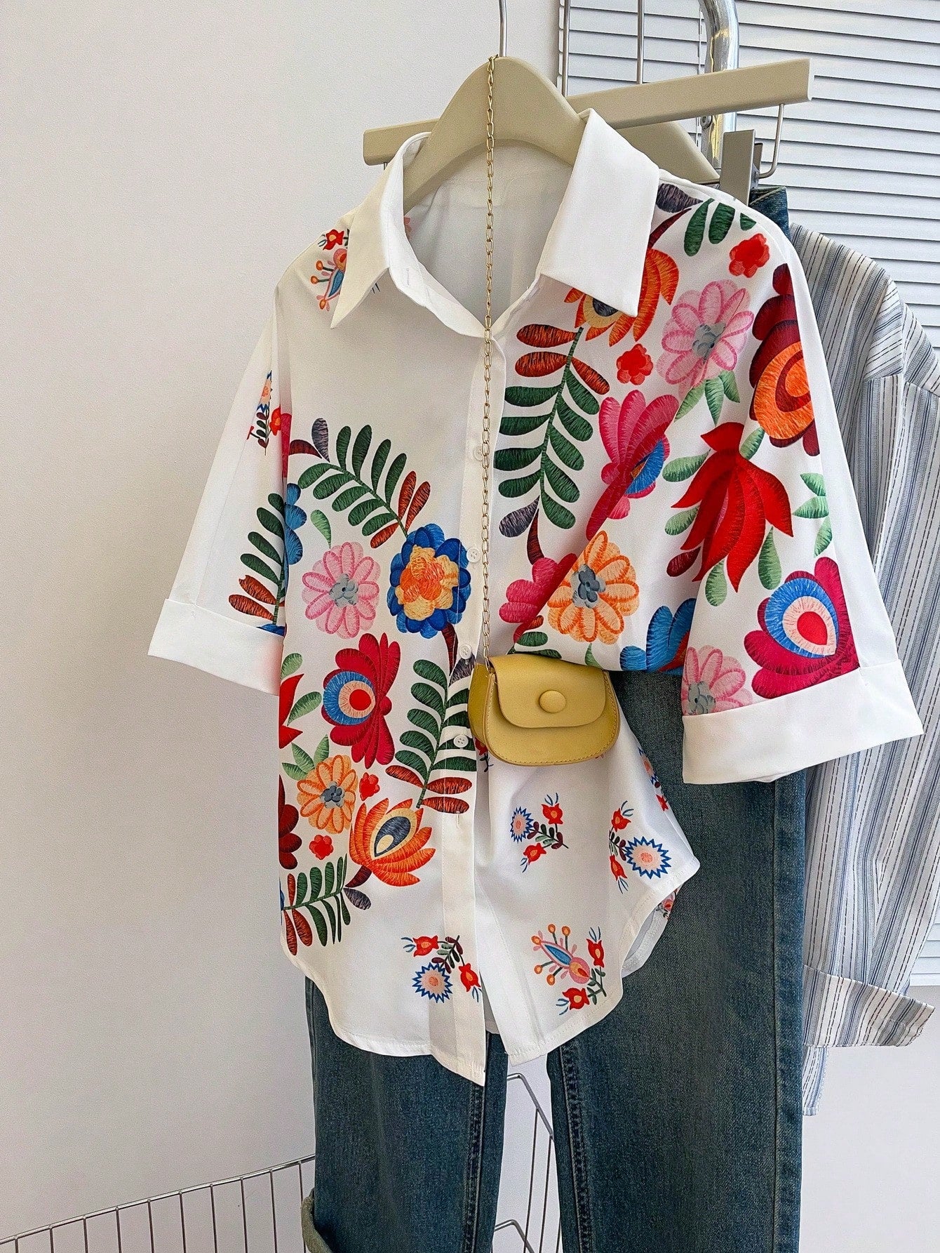 قميص بأزرار مزين بطبعة زهور