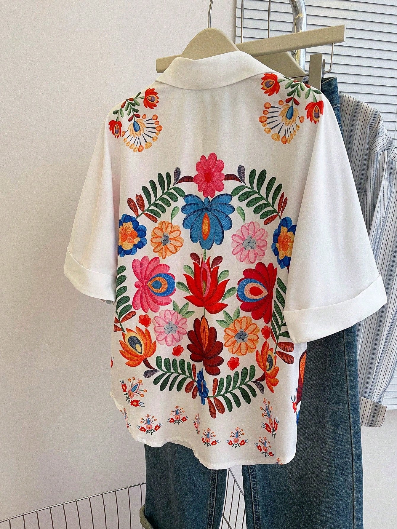 قميص بأزرار مزين بطبعة زهور